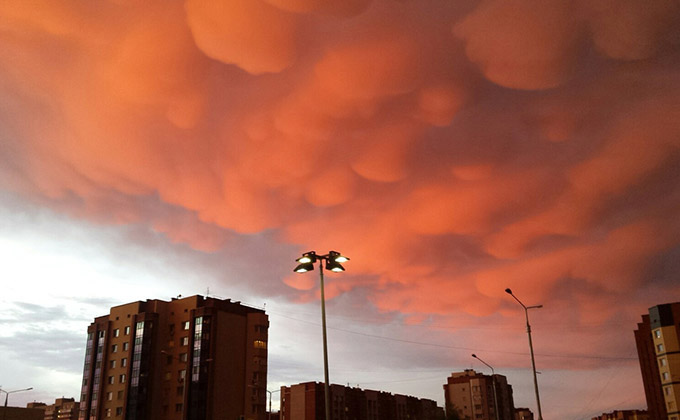 Опасные вымевидные облака запечатлели в небе над Новосибирском