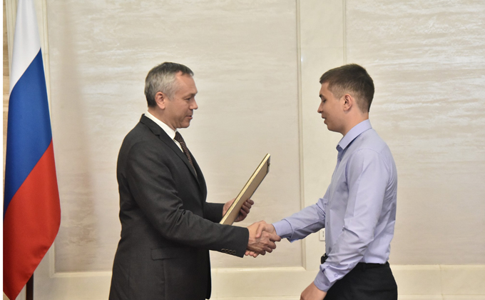 Губернатор Травников поздравил лучших выпускников региона с успешным окончанием школы