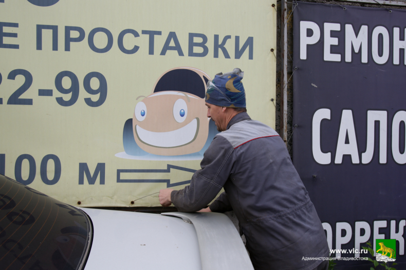 С улиц Владивостока убирают незаконную рекламу