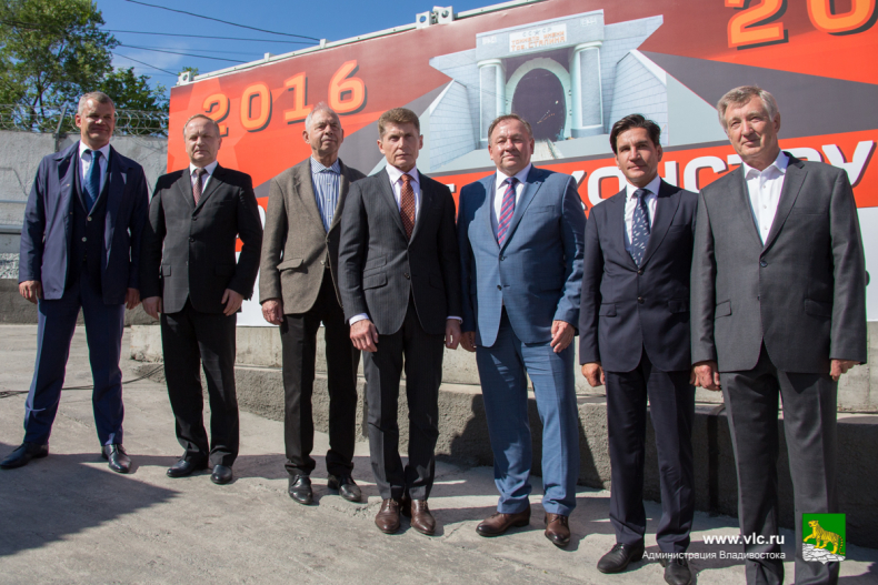 Мэр Владивостока наградил железнодорожников за Сталинский тоннель