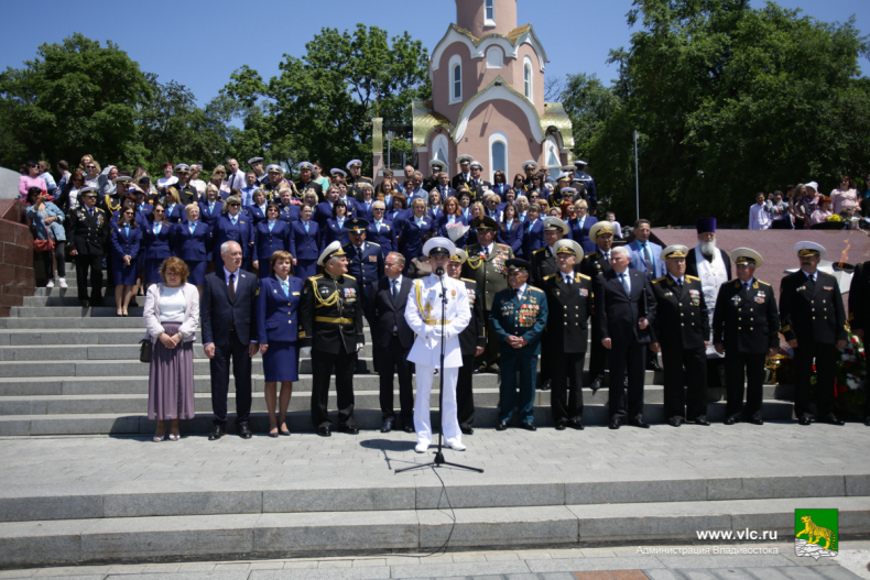 68 нахимовцев получили аттестаты на Корабельной Набережной Владивостока