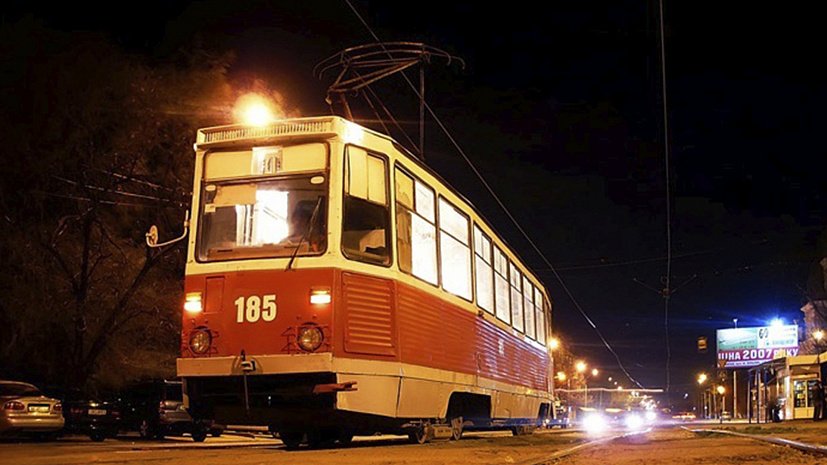 Пассажирку трамвая увезли в больницу с остановки в Челябинске