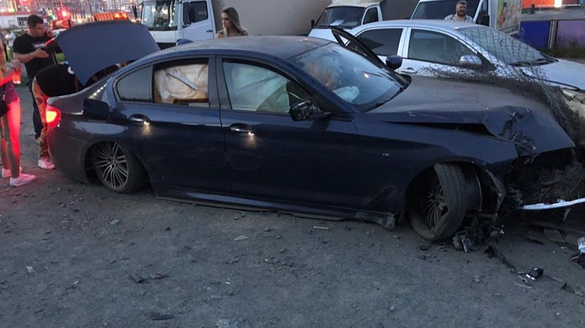 Нетрезвый водитель элитной иномарки смял 4 автомобиля на парковке в Челябинске