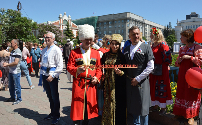 День России празднуют на Михайловской набережной новосибирцы