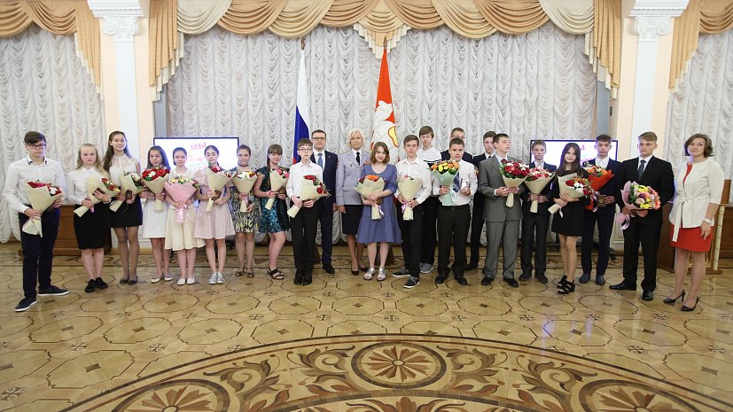 В День России Алексей Текслер вручил паспорта 20 челябинским школьникам