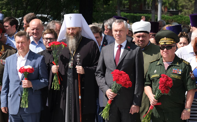 Возложил цветы к Вечному огню губернатор Андрей Травников