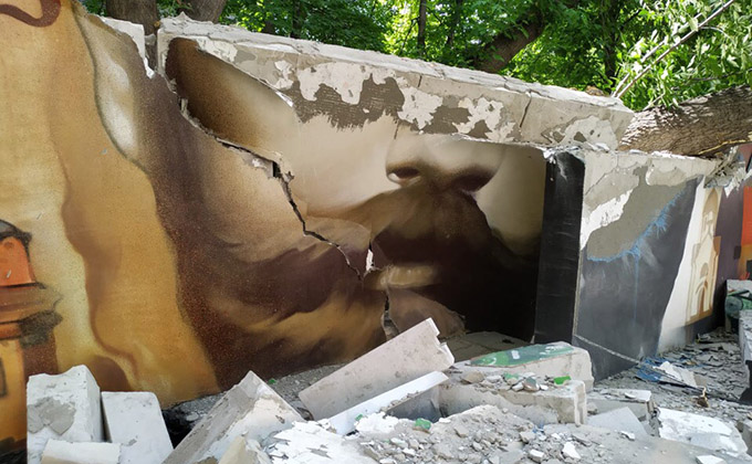 Граффити с портретом Николая II разрушило дерево в Новосибирске