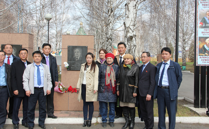 Корейцы посетили могилу доволенца, спасшего Ким Ир Сена