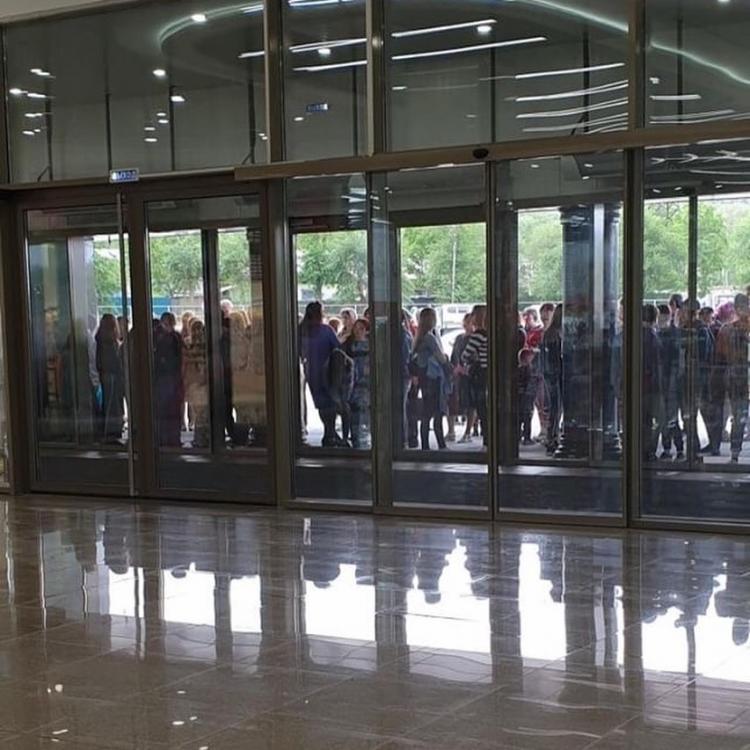 Толпы людей ринулись в новый крупный ТЦ в Приморье