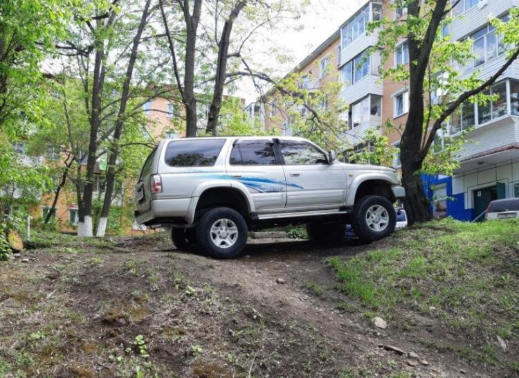 Во Владивостоке ещё 20 водителей оштрафованы за парковку на газонах