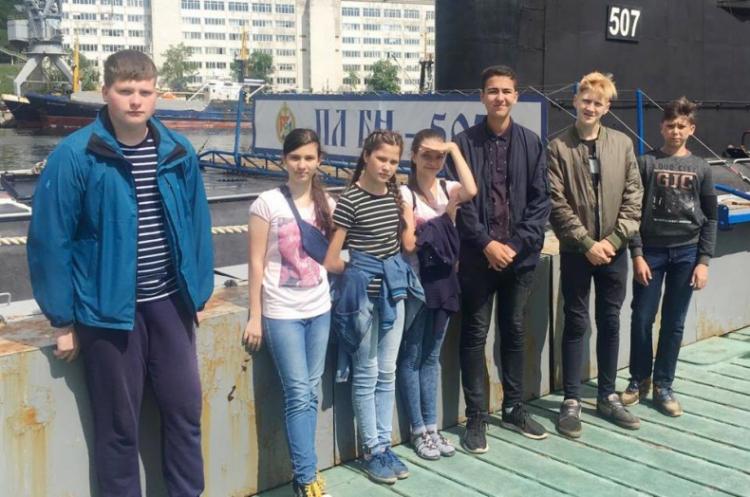 Школьники Владивостока побывали с экскурсией на подводной лодке