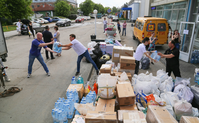 Единороссы отправили 40 тонн гуманитарной помощи пострадавшим в Иркутской области