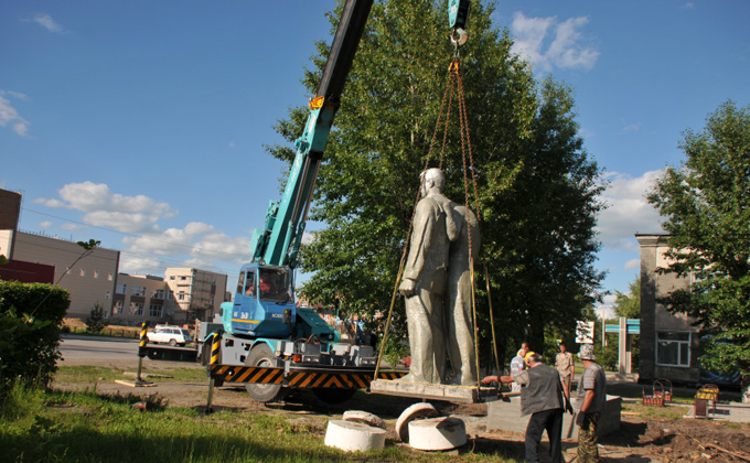 Памятник героям революции в четвертый раз перенесли в Карасуке