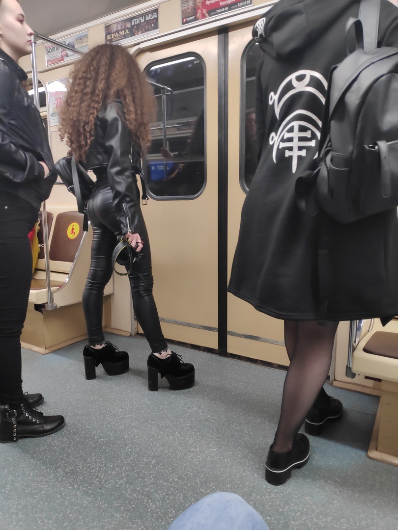 Красотка в латексе восхитила пассажиров новосибирского метро