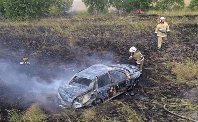 Перевернулся и сгорел седан под Новосибирском