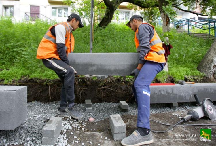 Во Владивостоке 70% бортовых камней с дорог при ремонте возвращают на место