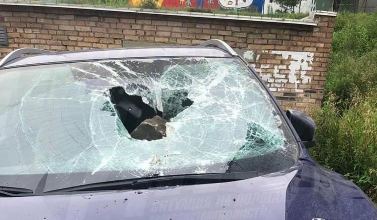 Во Владивостоке хулиганы вдребезги разбили лобовое стекло иномарки