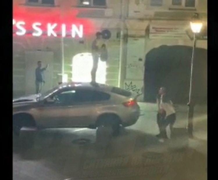 Во Владивостоке парни устроили жестокую драку на крыше элитной иномарки