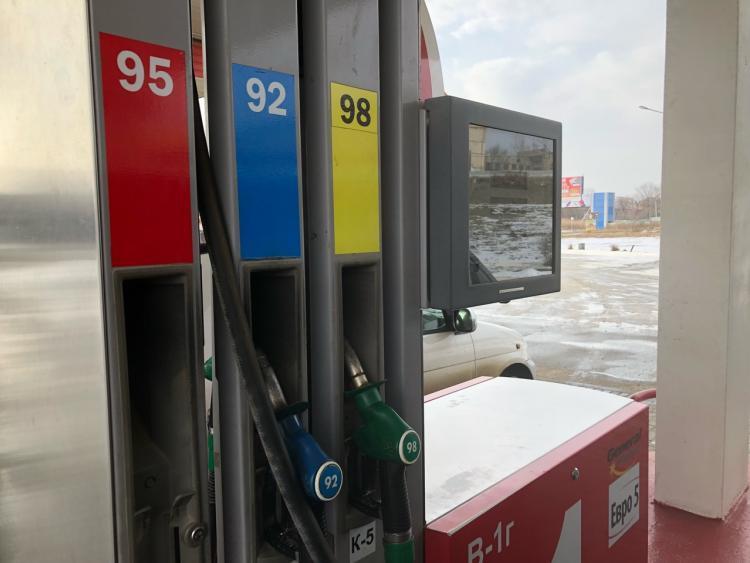 Государство пытается сдерживать цены на бензин