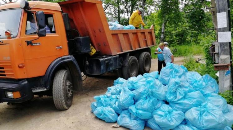 Дорожные службы Владивостока убирают стихийные свалки