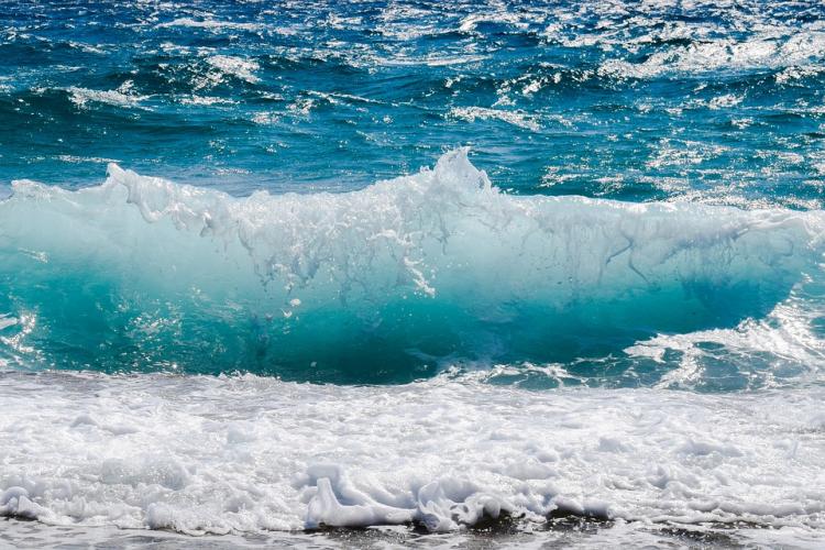 На популярном пляже в Приморье едва не утонули люди
