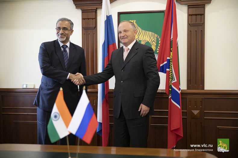 В администрации Владивостока приняли посла Индии в России