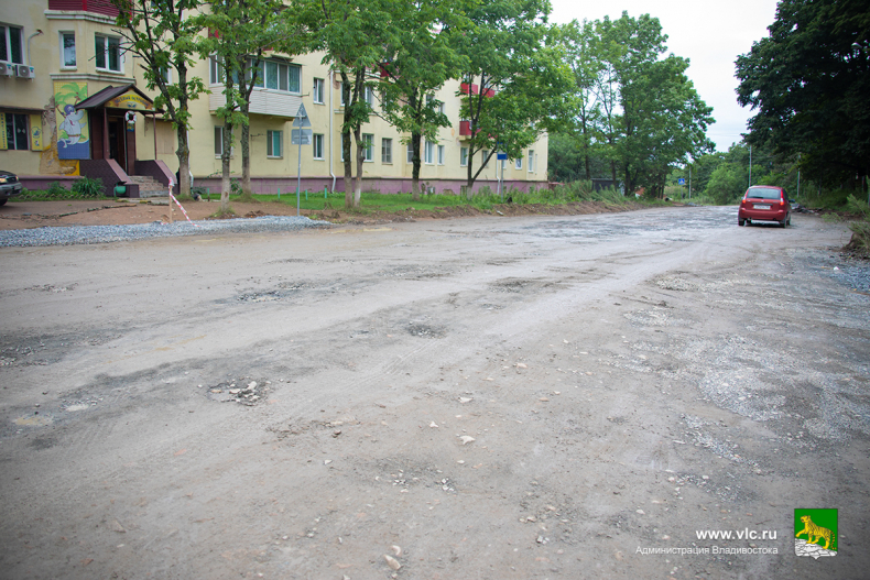 Подрядчики приступили к ремонту улицы Экипажной на острове Русский