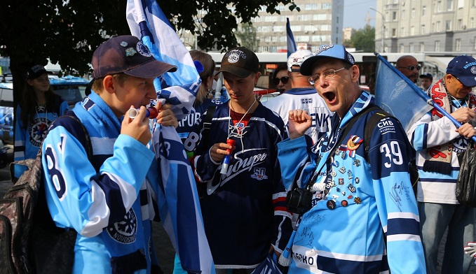 Маршем по Новосибирску прошли хоккейные болельщики