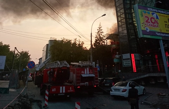 Престижный ресторан горит в центре Новосибирска
