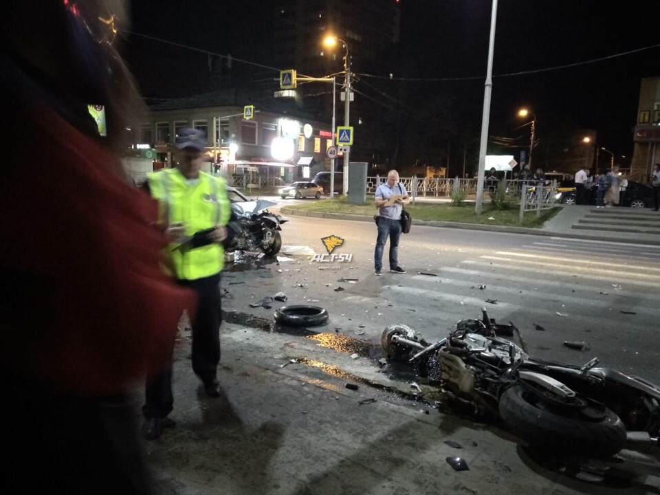 Мотоциклист разбился в центре Бердска в лобовом столкновении
