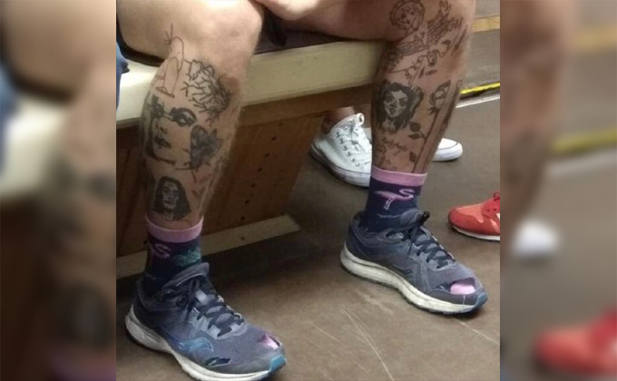 Брутальные ноги с тату и розовыми носками шокировали пассажиров