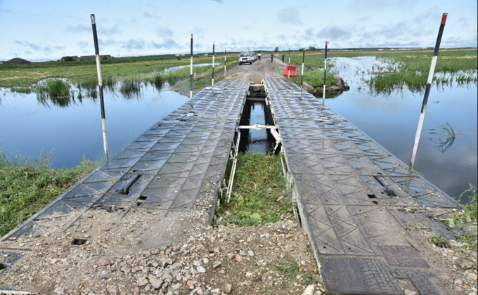 Мост и берег, размытые паводком, восстановят в Усть-Тарке