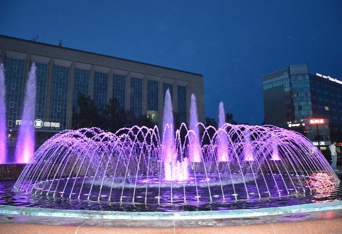 200 светильников: новая подсветка заработала на фонтанах площади Пименова