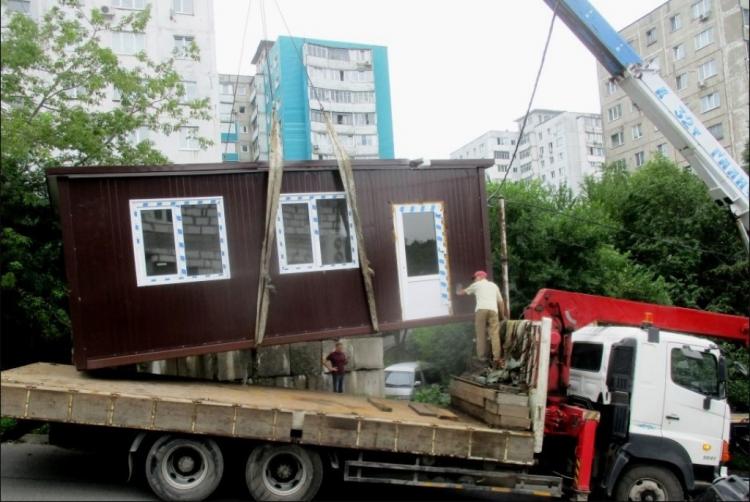 Незаконно установленные объекты убирают с улиц Владивостока