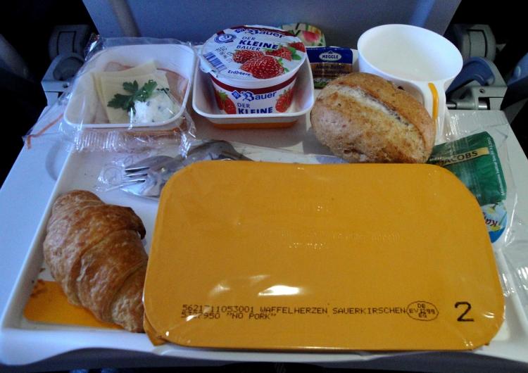 Бывшая стюардесса рассказала, что можно и нельзя есть в полёте