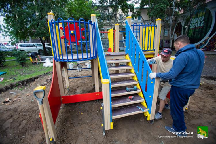 Детскую площадку монтируют во Владивостоке в сквере Городов-побратимов
