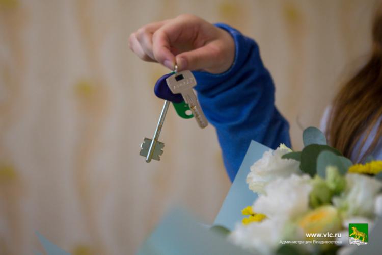 Дети-сироты во Владивостоке продолжают получать жилье