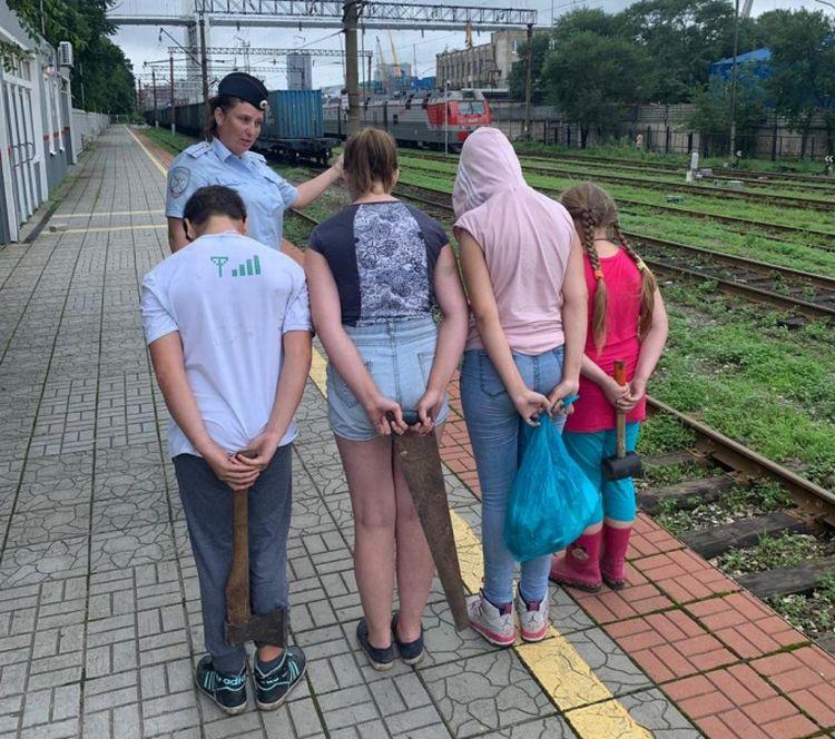 Во Владивостоке дети решили поиграть возле железной дороги