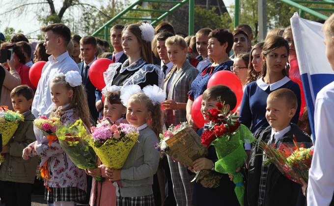 Более 4 тысяч школьников вышли на линейки в Татарском районе