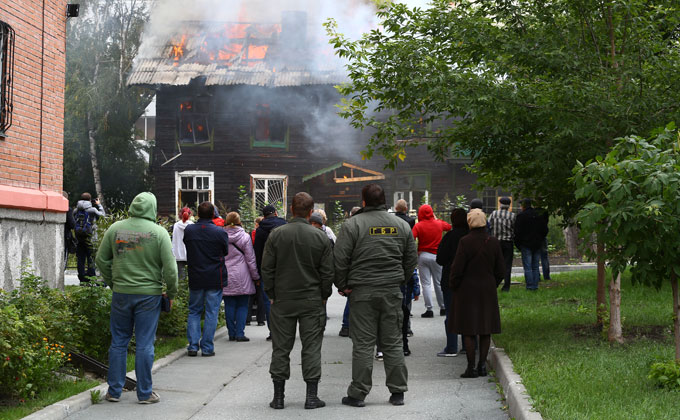 Пламя с горящего барака едва не перекинулось на дом по соседству