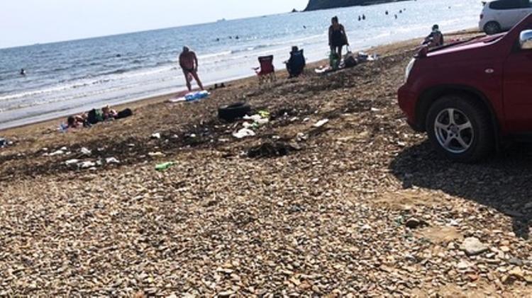 «Это просто жесть»: Популярный пляж Владивостока утопает в мусоре