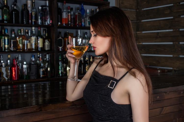 Девушки остались недовольны отдыхом в популярном баре Владивостока