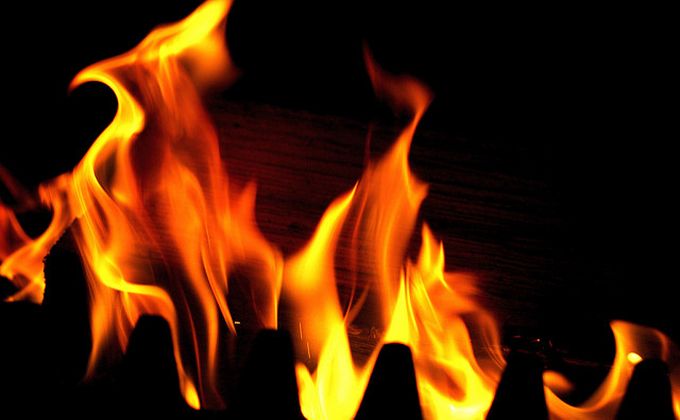 Подожгли диван и ели пряники: троих детей спасли из огня в Болотном