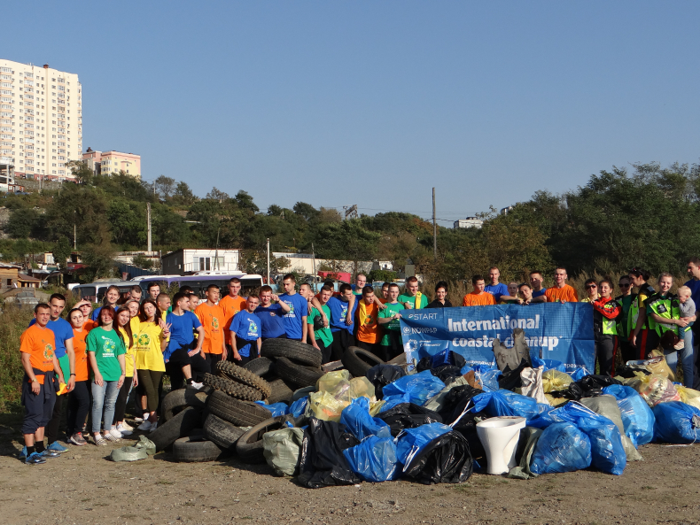Жители Владивостока собрали четыре тонны мусора на морских субботниках