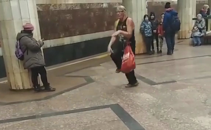 Чудаковатый танцор с пакетом обескуражил пассажиров метро