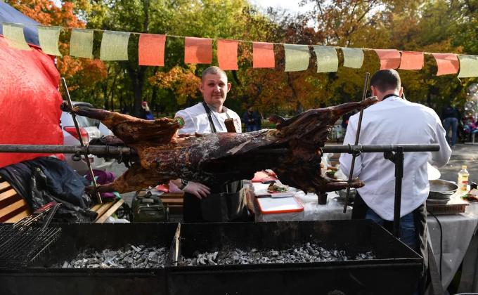 Баран, гигантская паэлья и устрицы - фестиваль еды в Новосибирске