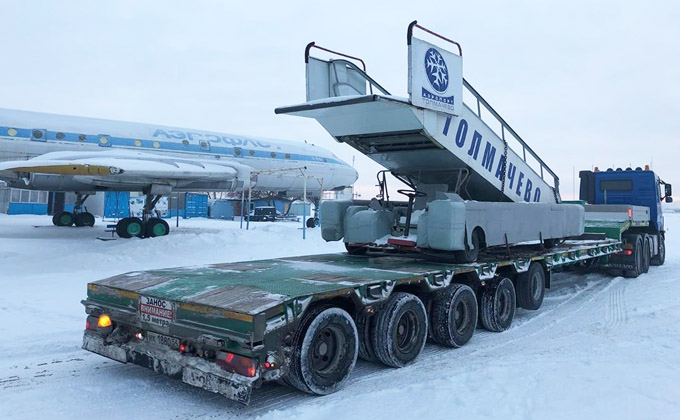 Исторический трап подарили реконструктору Ту-104 из Бердска