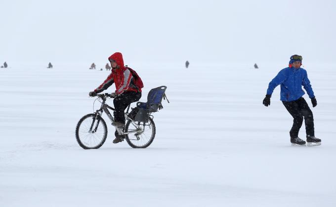 Конькобежный сезон на Обском водохранилище открыли новосибирцы