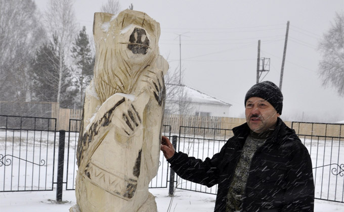 Бензопилой вырезал медведя житель Сузунского района