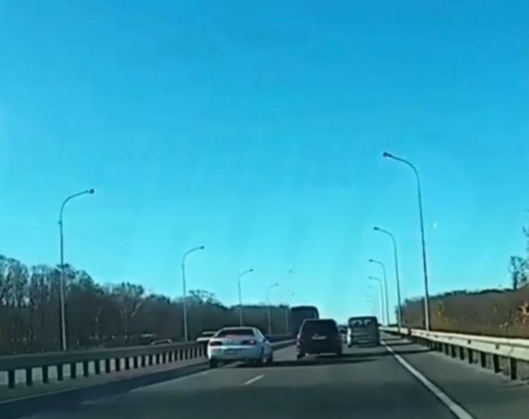 «Зачем так делать»: В Приморье опасный манёвр водителя попал на видео